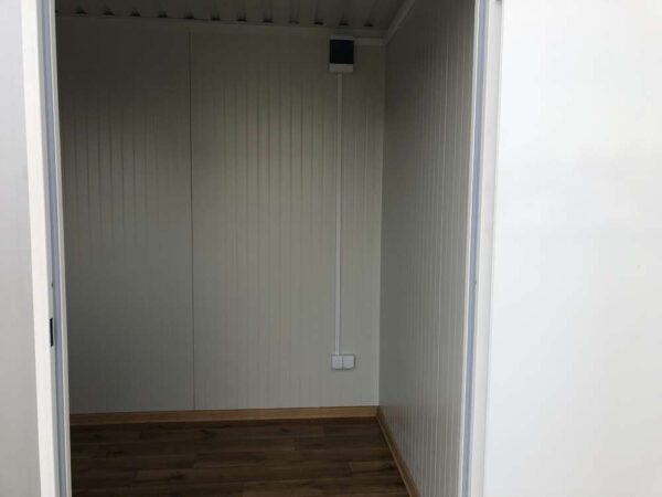 Büroinhalt 5×2,20 mit Sanitärinstallationen