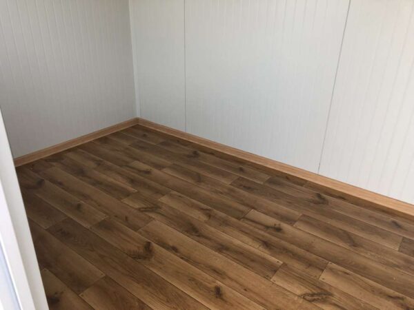 Büroinhalt 5×2,20 mit Sanitärinstallationen