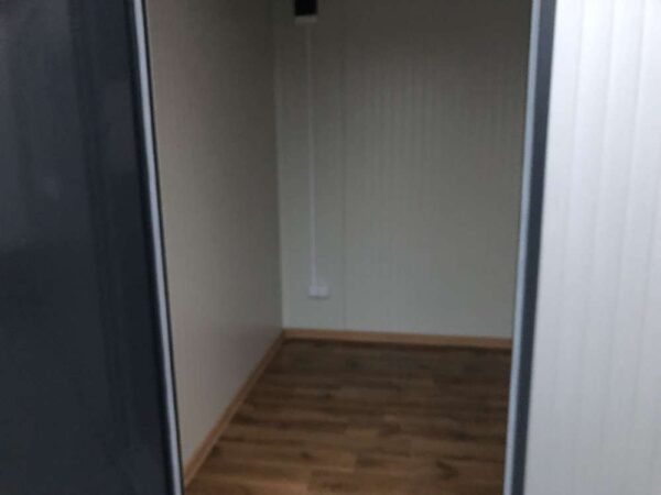 Büroinhalt 5×2,20 mit Sanitärinstallationen