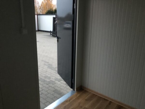 Büroinhalt 5×2,20 mit Sanitärinstallationen