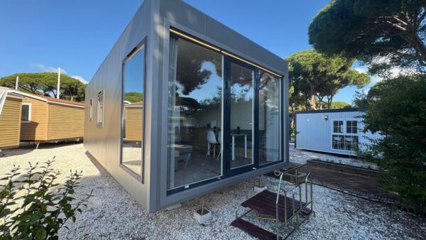 Mobilheim mit 2 Zimmern, ausgestattet mit Klimaanlage, 8,63 x 4 m.
