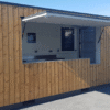 40 Fuß lange Bar aus Holzcontainern