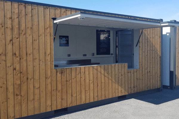 40 Fuß lange Bar aus Holzcontainern