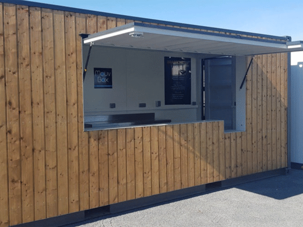40 Fuß lange Bar aus Holzcontainern