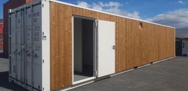 40 Fuß lange Bar aus Holzcontainern