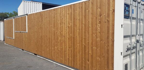 40 Fuß lange Bar aus Holzcontainern