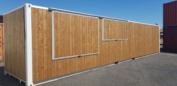 40 Fuß lange Bar aus Holzcontainern