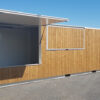 40 Fuß lange Bar aus Holzcontainern