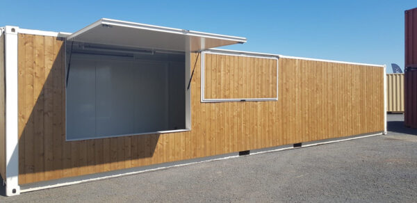 40 Fuß lange Bar aus Holzcontainern