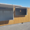 40 Fuß lange Bar aus Holzcontainern