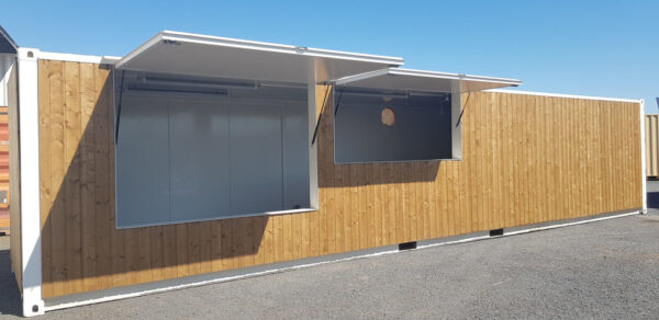 40 Fuß lange Bar aus Holzcontainern