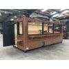 Ein 2020 Fuß langer Schiffscontainer wurde in ein Café/eine Bar/eine Snackbar umgebaut.