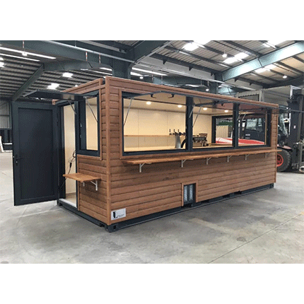 Ein 2020 Fuß langer Schiffscontainer wurde in ein Café/eine Bar/eine Snackbar umgebaut.