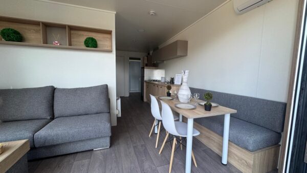 Mobilheim mit 2 Zimmern, ausgestattet mit Klimaanlage, 8,63 x 4 m.