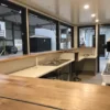 Ein 2020 Fuß langer Schiffscontainer wurde in ein Café/eine Bar/eine Snackbar umgebaut.