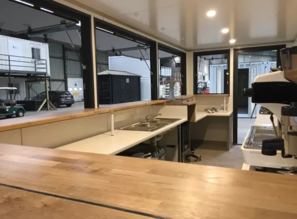 Ein 2020 Fuß langer Schiffscontainer wurde in ein Café/eine Bar/eine Snackbar umgebaut.
