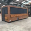 Ein 2020 Fuß langer Schiffscontainer wurde in ein Café/eine Bar/eine Snackbar umgebaut.