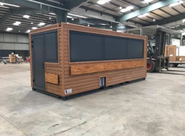 Ein 2020 Fuß langer Schiffscontainer wurde in ein Café/eine Bar/eine Snackbar umgebaut.