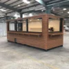 Ein 2020 Fuß langer Schiffscontainer wurde in ein Café/eine Bar/eine Snackbar umgebaut.