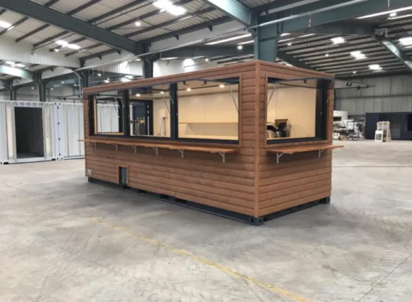 Ein 2020 Fuß langer Schiffscontainer wurde in ein Café/eine Bar/eine Snackbar umgebaut.