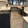 Ein 2020 Fuß langer Schiffscontainer wurde in ein Café/eine Bar/eine Snackbar umgebaut.