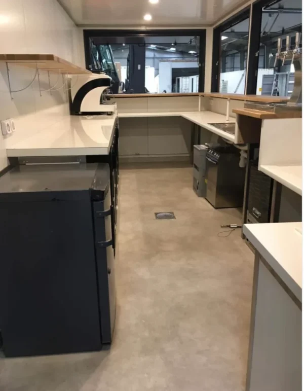Ein 2020 Fuß langer Schiffscontainer wurde in ein Café/eine Bar/eine Snackbar umgebaut.