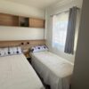 Mobilheim mit 2 Zimmern, ausgestattet mit Klimaanlage, 8,63 x 4 m.