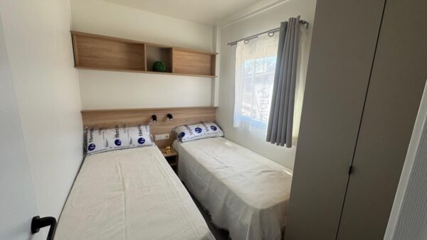 Mobilheim mit 2 Zimmern, ausgestattet mit Klimaanlage, 8,63 x 4 m.