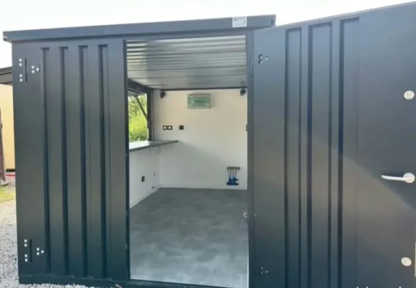 Umgebauter Container zu einer Bar/Imbissbude/Guinguette (4 x 2 m)