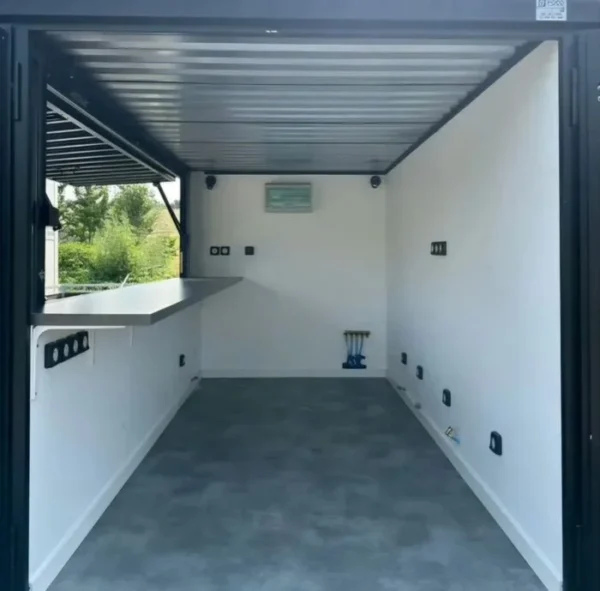 Umgebauter Container zu einer Bar/Imbissbude/Guinguette (4 x 2 m)