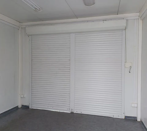 Gewerbecontainer 300x350 mit geteilten Rolltoren vorne + Hecktür